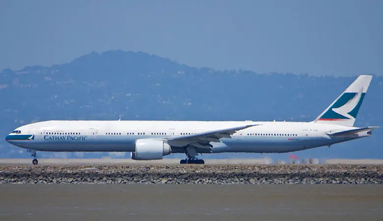 Cathay_Pacific_Boeing_777-300_taking_off_(27068811556)