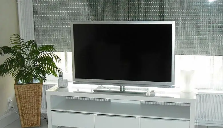 65-inch-TV-with-a-stand-60-pounds