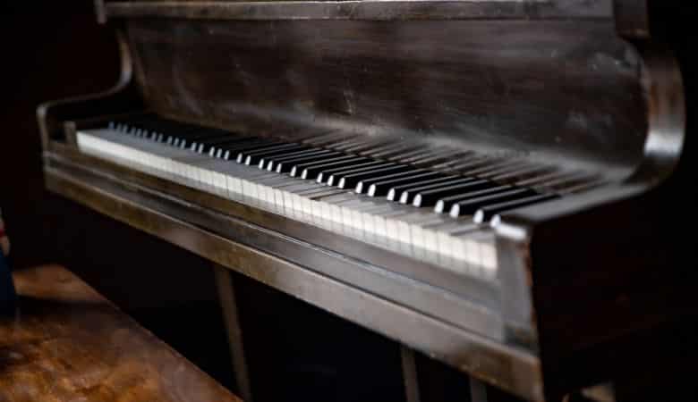 baby grand piano 250 kg